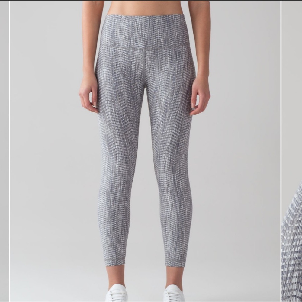Lululemon Wunder Under Hi-Rise 7/8 Tight 25"
Luon Arrow Jacquard Battleship